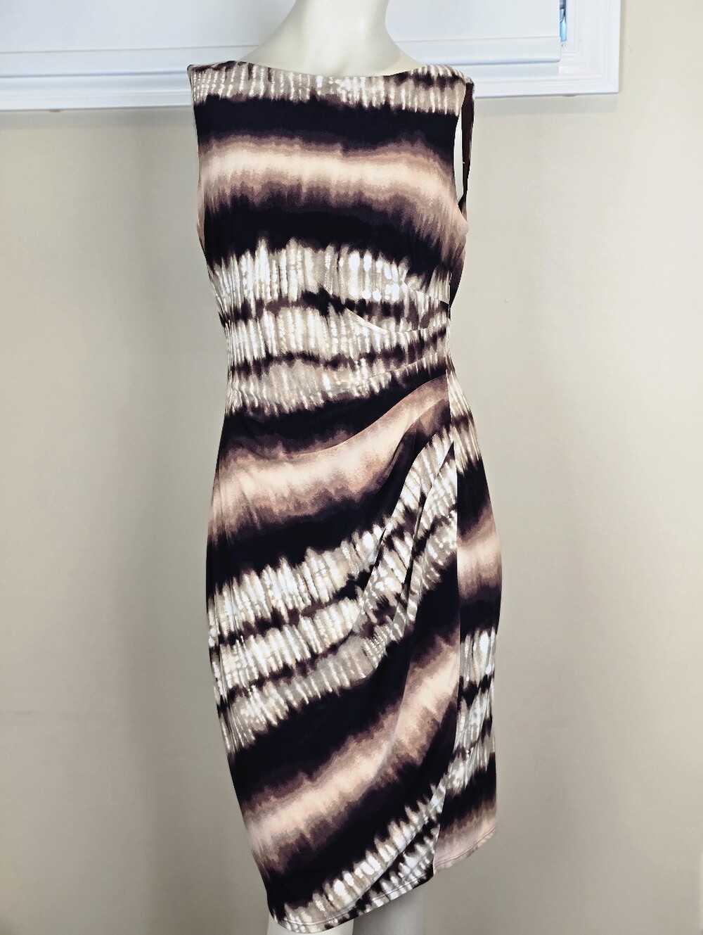 Anne Klein Sleeveless Bodycon Midi Dress in Neutral Earth Tones Abstract Wave
